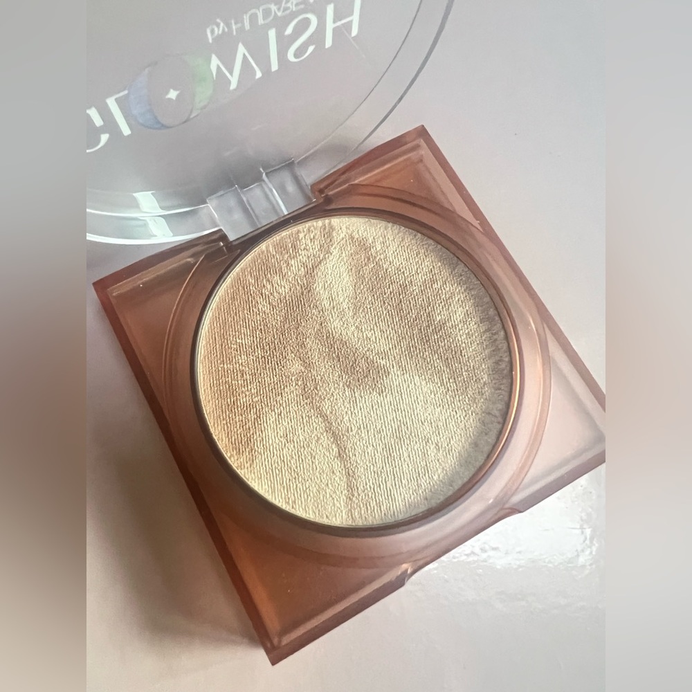 🍁New Huda beauty Glowish bronzing powder .. (light) soft radiance🍁